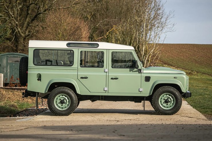 Land Rover Defender, Land Rover, містер Бін, Роуен Аткінсон, авто Містера Біна, Land Rover Defender Heritage Edition