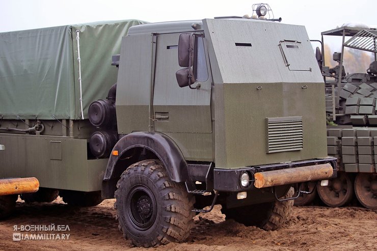 Військові вантажівки з "додатковою бронею"