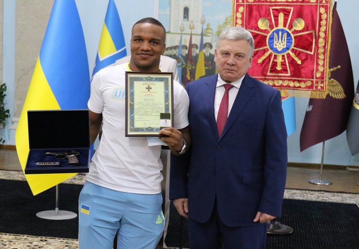 Жан Беленюк получил новое звание ВСУ и оружие после Олимпиады-2020