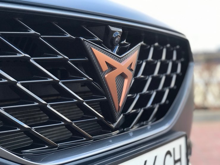 машина CUPRA Formentor, купра від сеат в Україні, емблема CUPRA Formentor VZ, логотип CUPRA Formentor