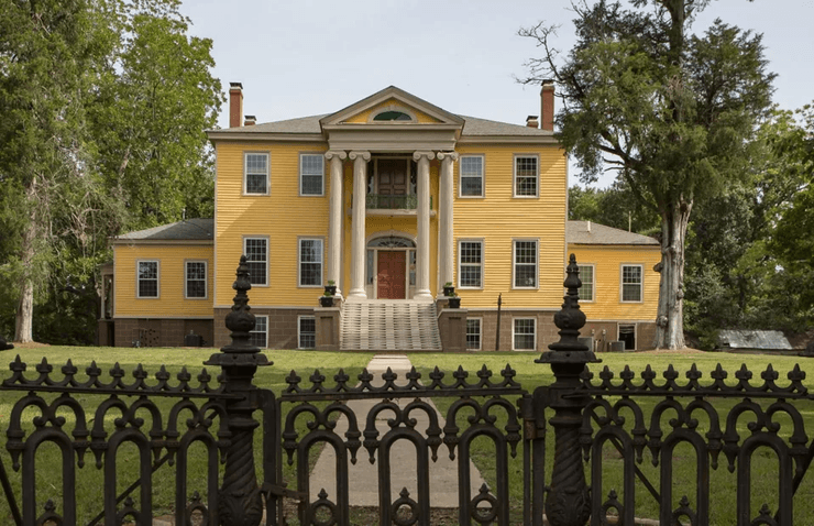 Заброшенный особняк с кладом, старинное сокровище, зарытое золото, роскошный особняк, особняк с историей, заброшенный дом