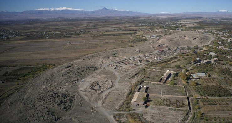 исследователи также обнаружили огромное кремационное кладбище