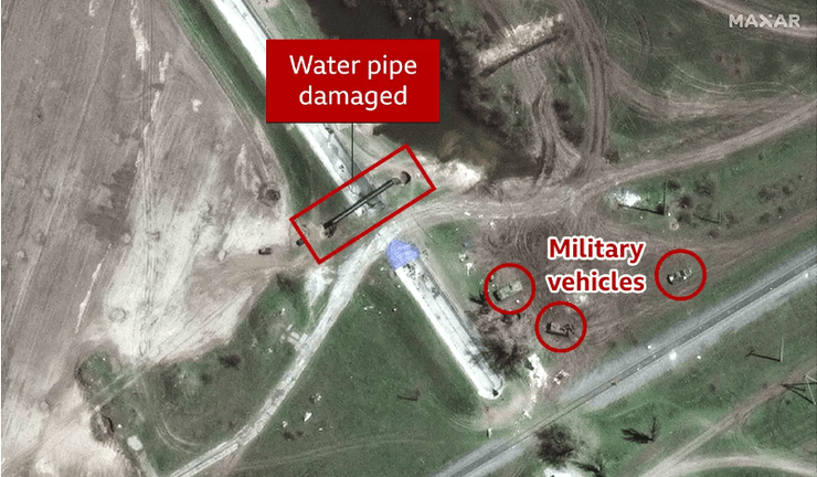 Россияне поставили военную технику возле трубы