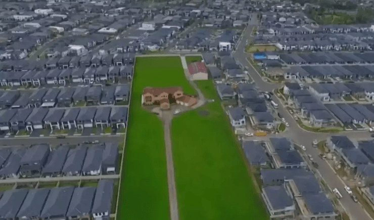 Семья отказалась продавать свой дом, земельный участок, новые дома, отказали застройщику, старый дом, семейная ценность