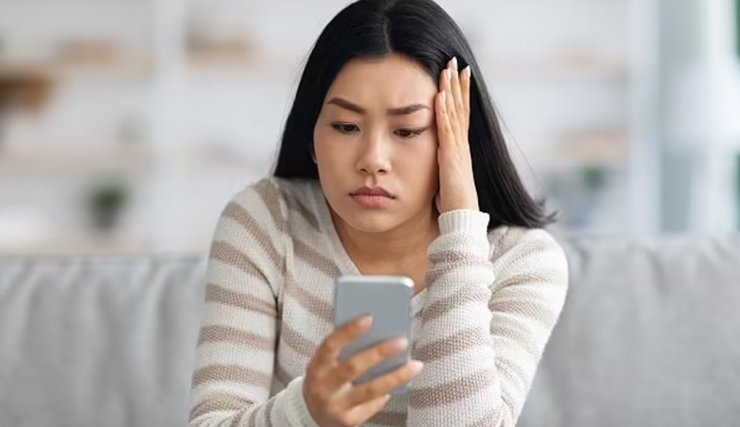 Женщина, смартфон, расстроена