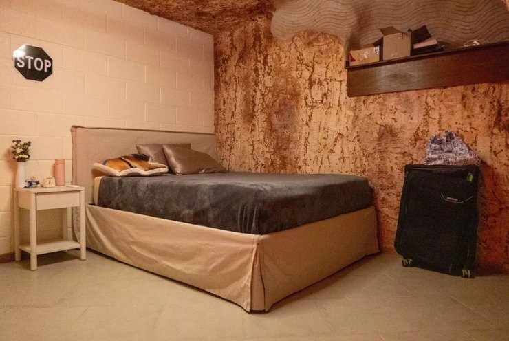 В подземном доме, который защищает от жары, обустроили спальню