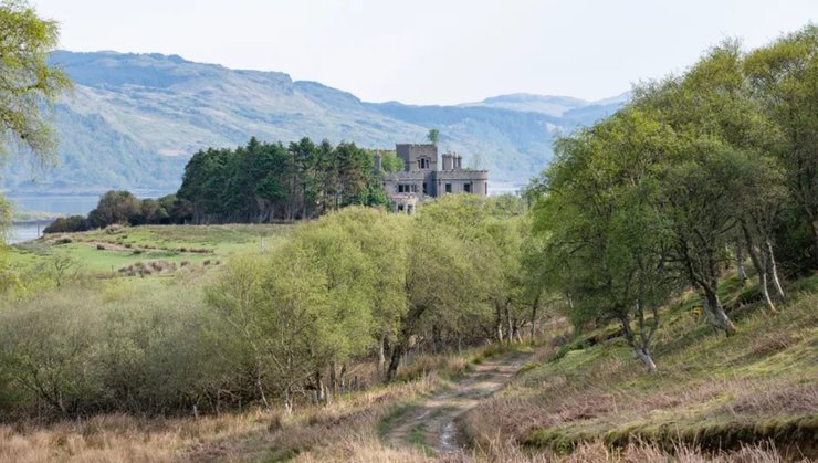 В Шотландии частный остров с замком впервые продают за за 5,5 млн фунтов