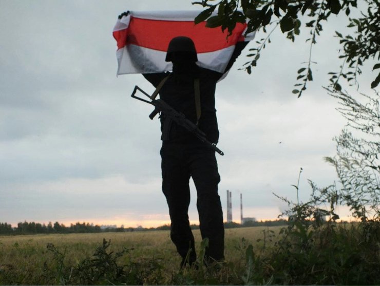 белорусский партизан с оружием