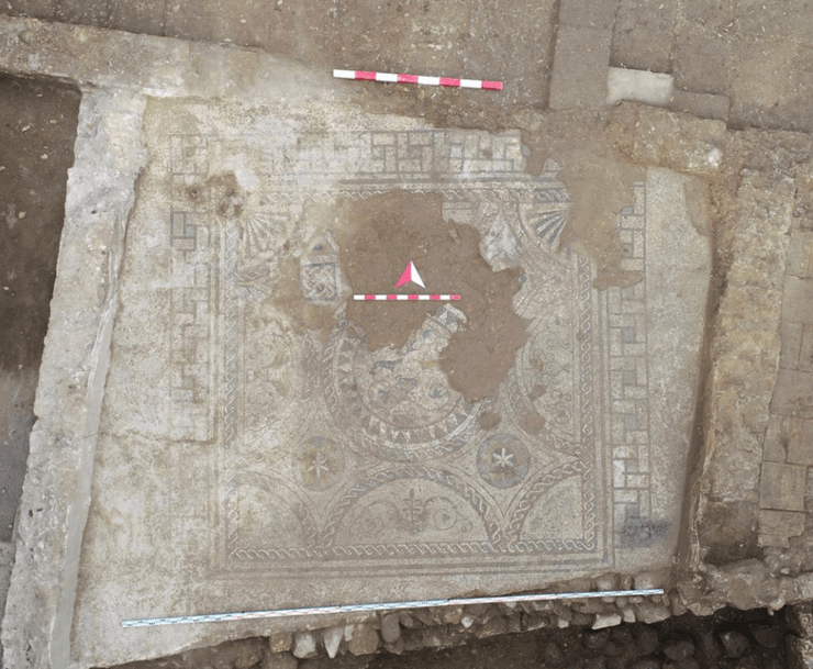 Археологи обнаружили старинную мозаику