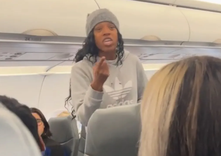 Одержимость дьяволом, видео, скандал на борту Frontier Airlines, дебош пассажирки