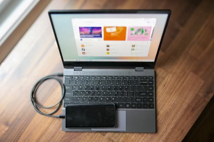 Samsung Galaxy Z Fold 5 підключили до лепдока