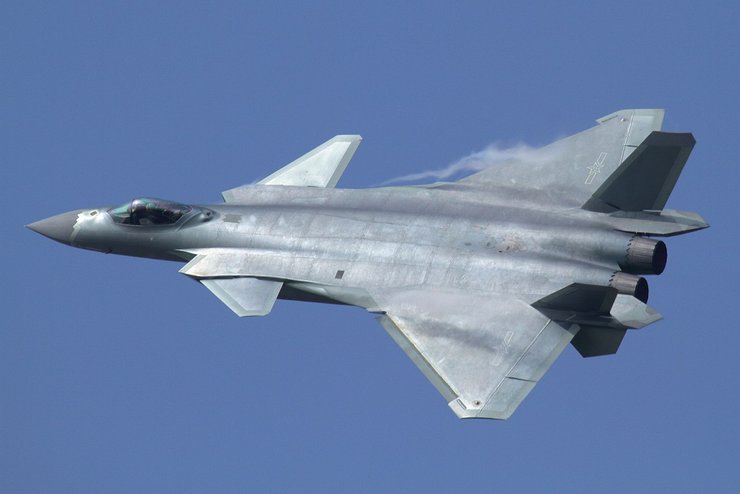 китайский самолет амолета Chengdu J-20 в голубом небе