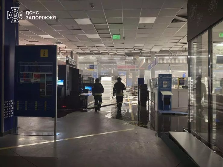 Наслідки нічного удару по "Епіцентру" у Запоріжжі
