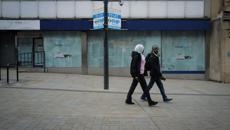 Жители Дерби, город в Англии, бездомные в городе, город-призрак, заброшенный город, плохое состояние города, нет развлечений