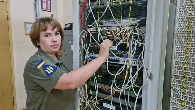 механік біля апарату з дротами