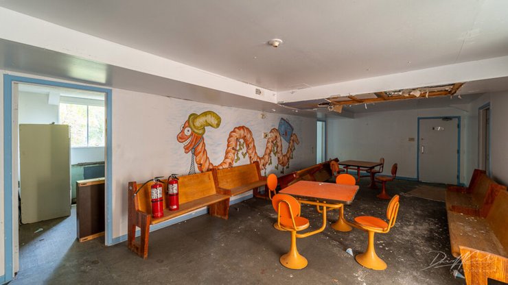 Покинутий дитячий табір, покинута в'язниця, незвичайна знахідка, мандрівки, покинуті місця, міський дослідник, блогер