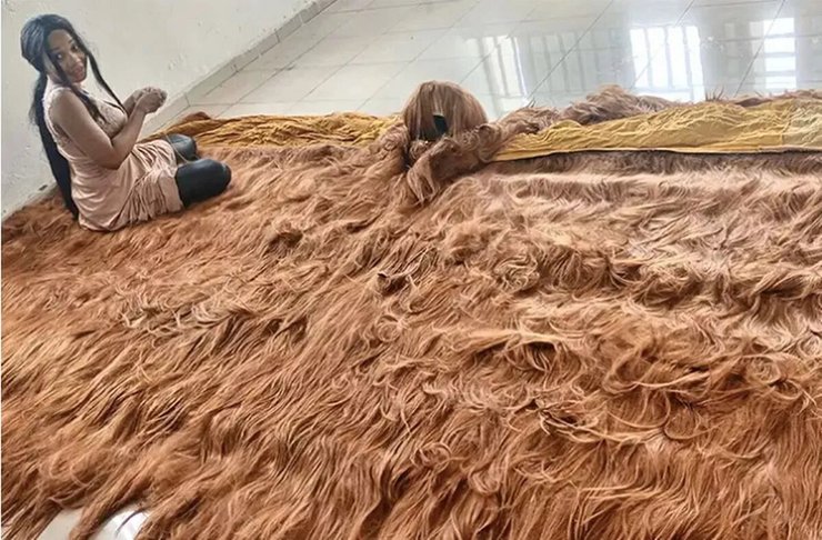 На парик ушло 800 пучков каштановых волос