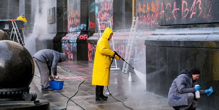 офис президента, погром на Банковой, отмыть двери в ОП