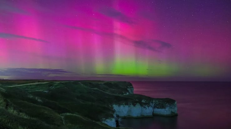Северное сияние на скалах Бемптн во Фламборо, вблизи Йорка