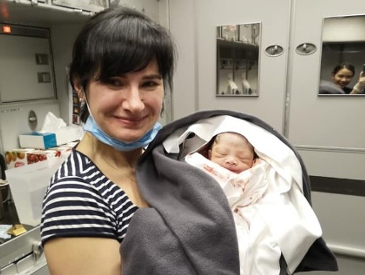 роды, самолет, Qatar Airways