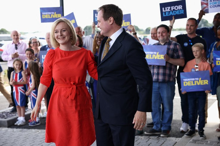 Лиз Трасс не боится экспериментов и выбирает яркие платья