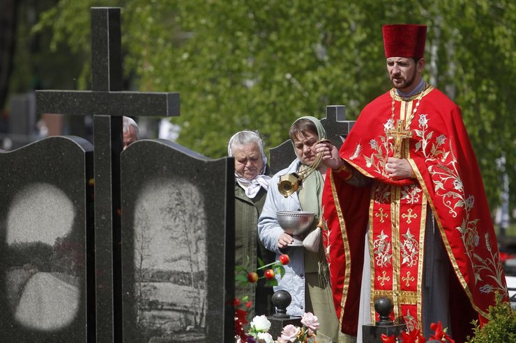 служба на кладбище в поминальный день
