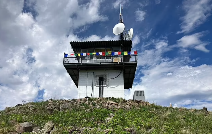Робота мрії, жінка поселилась у пожежній будці високо в горах, життя у лісі, Кортні Макінтош, США, крихітний будинок, фото