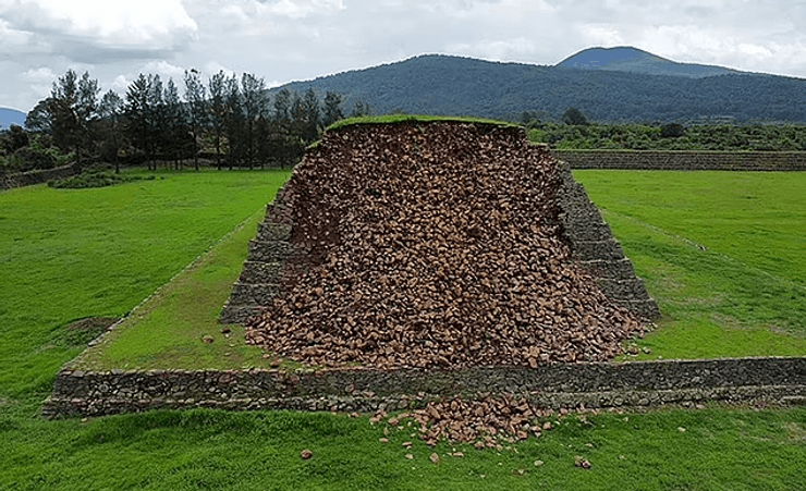 Піраміда руйнується, стародавня піраміда, пам'ятка, історична споруда, сила стихії, обсипалася стіна, зловісний знак