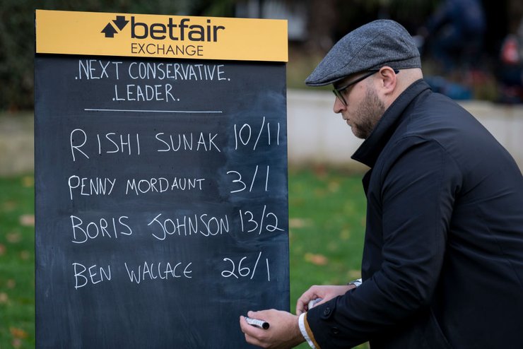 борис джонсон букмекеры, риши сунак букмекеры, лиз трасс, отставка лиз трасс, борис джонсон, джонсон премьер министр, риши сунак, кто такой риши сунак, почему борис джонсон отказался стать премьером, выборы премьер-министра, консервативная партия Великобритании, хитрый план