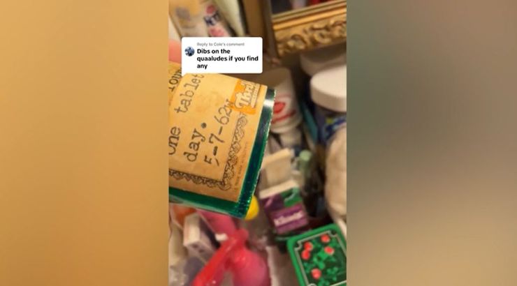 Жінка показала вміст аптечки своєї 91-річної бабусі, але всіх цікавить одне питання, курйози, цікаві новини