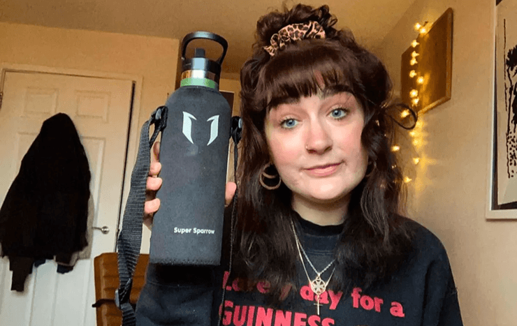 Женщина утверждает, что с нее потребовали около 63 долларов за пронос металлической бутылки с водой