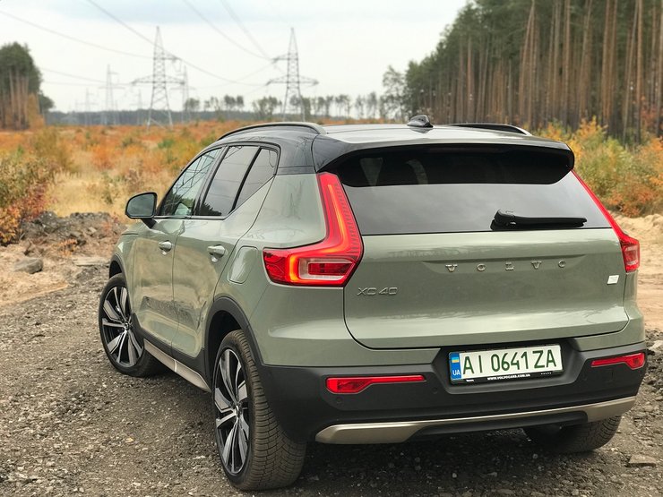 Електричний кросовер Volvo XC40 Recharge, зовнішність Volvo XC40 Recharg, екстер'єр електричного Вольво ХС40 Річардж, задній вид