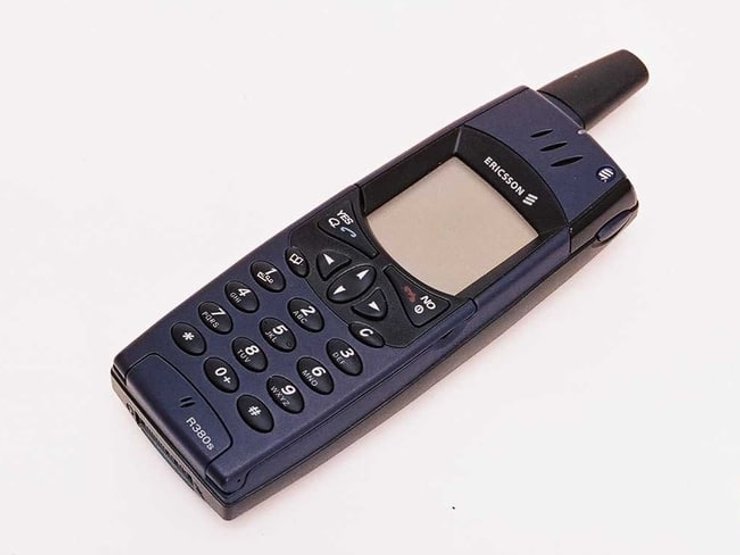 Перший смартфон Ericsson R380