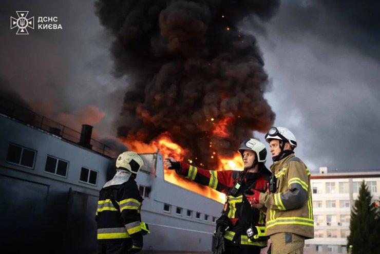 фото пожежі на складі Квартал-95 у Києві після удару РФ 16 вересня