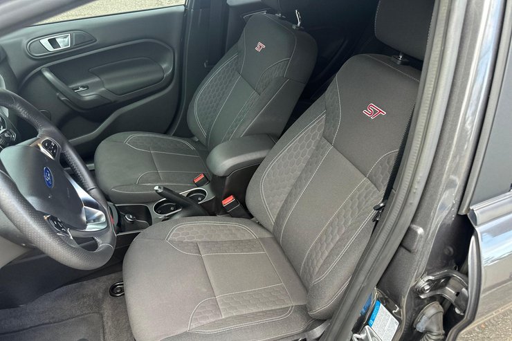 салон Ford Fiesta ST, Ford Fiesta, Ford Fiesta 2017, капсула времени