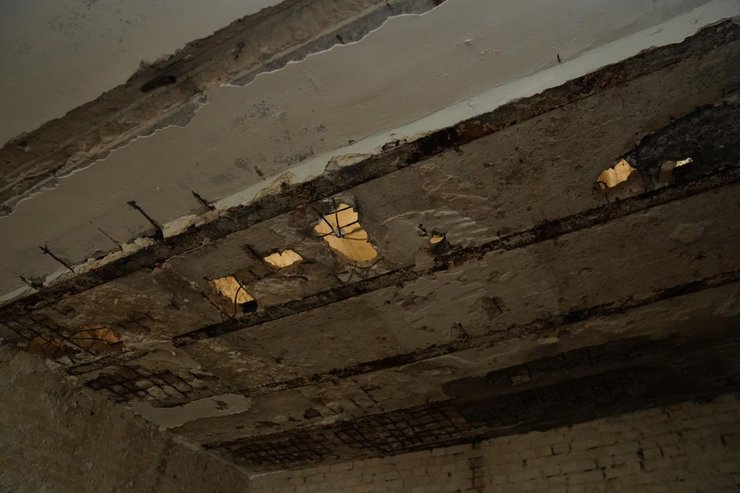 Между плитами большие промежутки, ну и самые железобетонные конструкции кое-где рассыпаются. Эти перекрытия были смонтированы уже в советское время