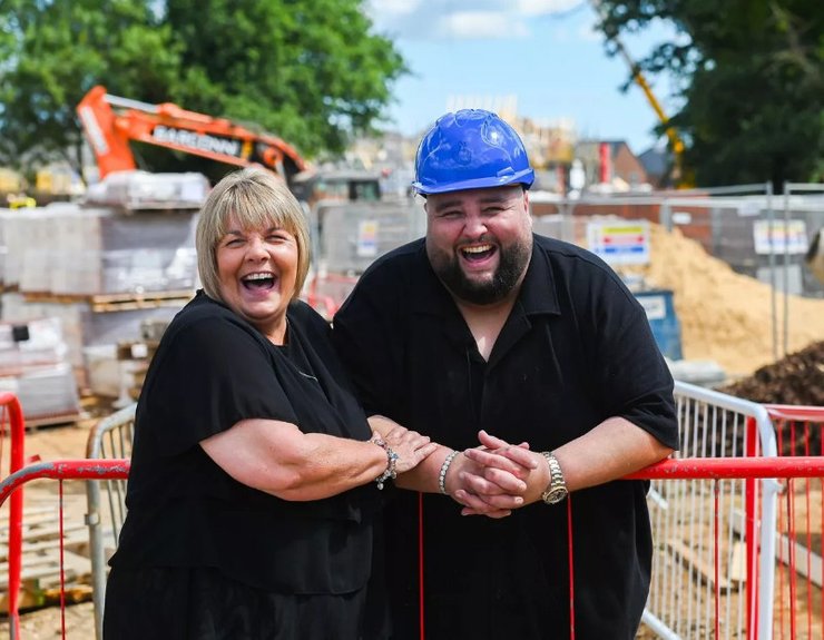 Победитель лотереи со своей матерью Даникой