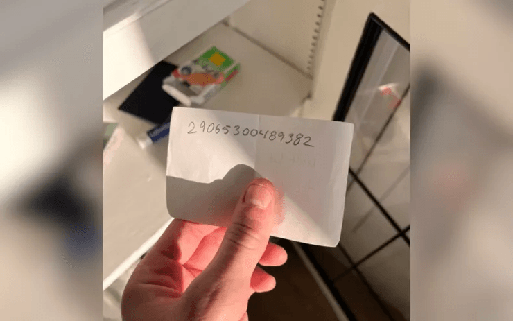 Записка, дом, переезд, загадочное послание, шифр, не заглядывайте под пол, необычная находка, супруги купили новый дом, ремонт в доме