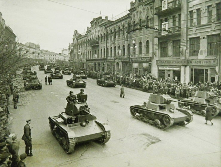 парад в киеве, ретро фото, крещатик, танк т-26