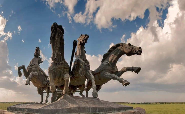 Памятник "Легендарной тачанке" в Каховке