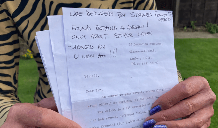 Женщина получила письмо спустя 48 часов, резюме, прием на работу, письмо, получила ответ спустя 48 лет, каскадер, пенсионерка