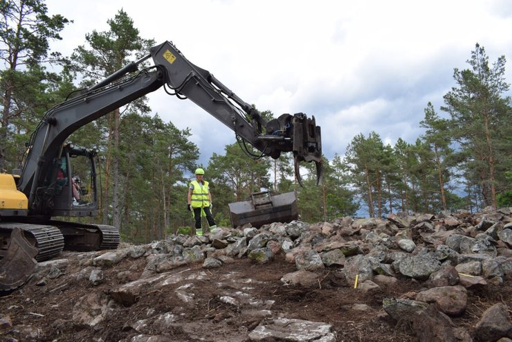 Курган добре помітний з моря