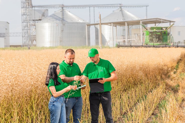 Агрономи вчать стажерів безпосередньо в полях
