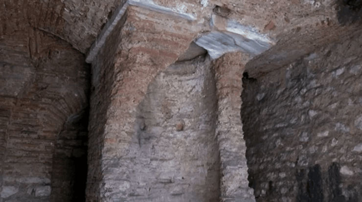 Стамбул, археологические раскопки, церковь Святого Поллиекта, подземный ход, руины, латинское вторжение, 1500 лет, Стамбульское столичное муниципалитет, сейсмостойкость, архитектурное наследие, сейсмическая история, древние артефакты