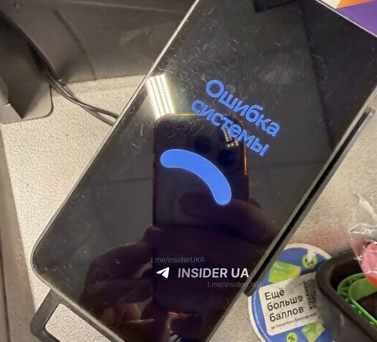 Россияне стоят в очередях и массово снимают наличные из-за сбоя платежных систем