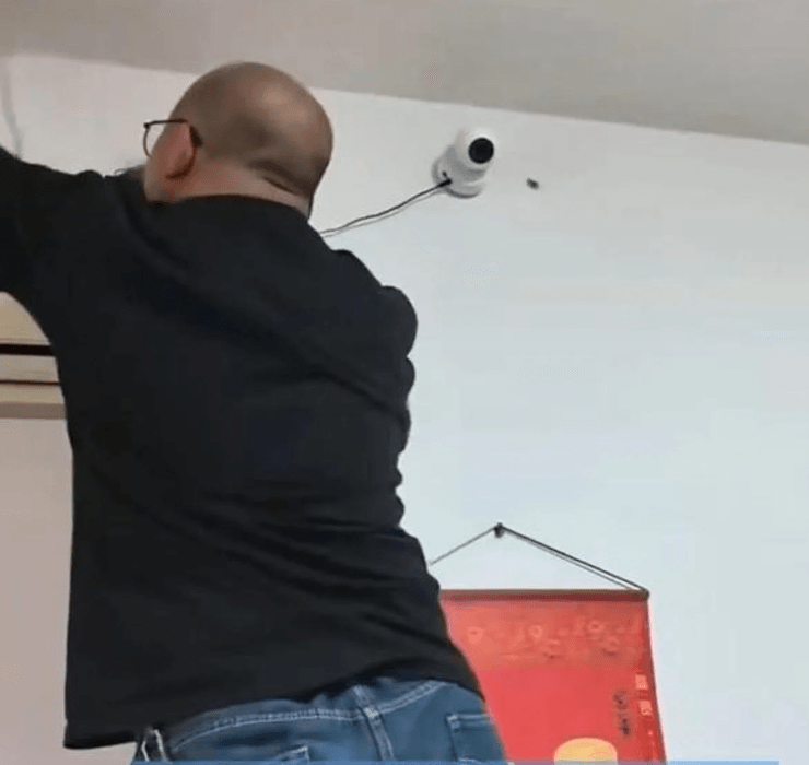 Батьки встановили камеру в спальні сина, відеоспостереження, батьківський контроль, навчання сина, стежили за сином