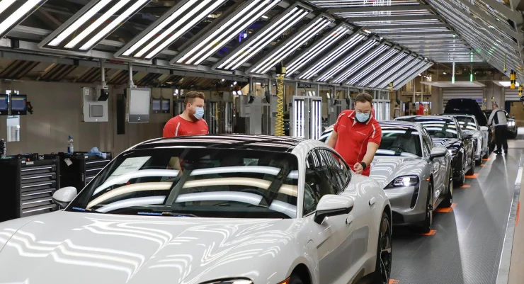 Производственная линия нового Porsche Taycan.