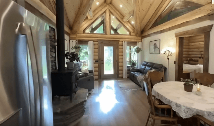 Будинок із колод, будинок на Алясці, будинок у глушині, купив ділянку, побудував будинок своїми руками, незвичайний будинок, закохався в природу, далеко від міста,