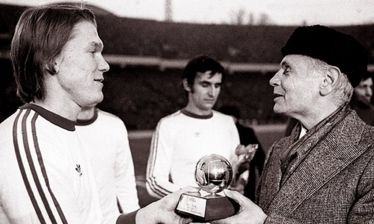 Олег Блохин получает "Золотой мяч" за 1975 год — главный индивидуальный трофей европейского футбола