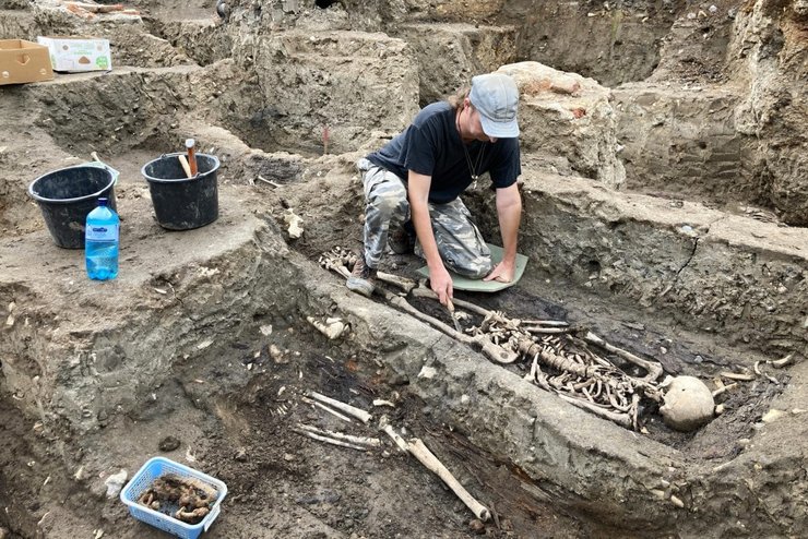 Раскопки, братские могилы, Наполеон